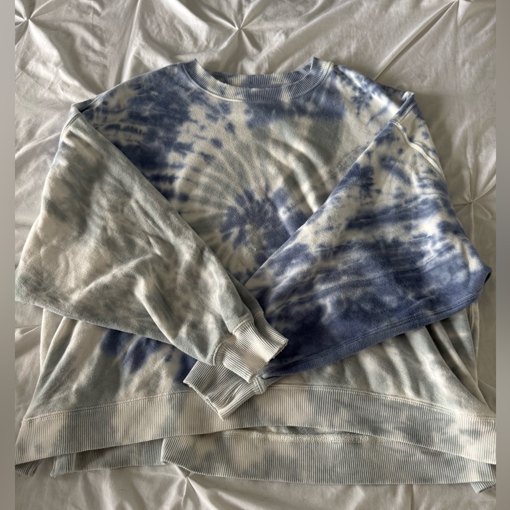 American Eagle Outfitters Blue and White Tie Dye Crewneck